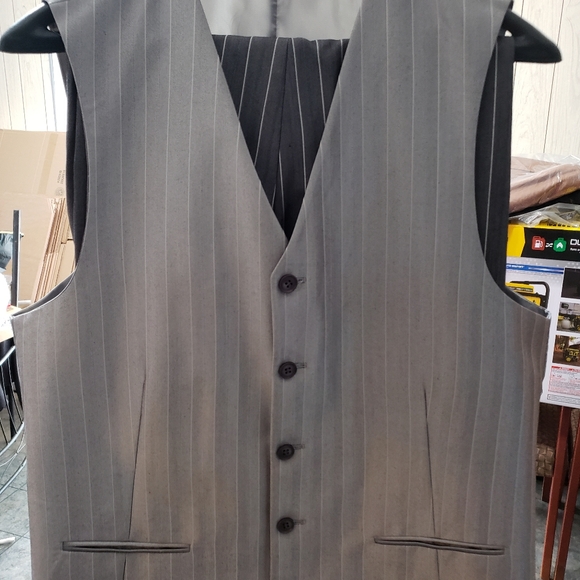 Man 3 piece suit..DO NOT BUNDLE - Picture 4 of 8